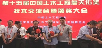 中建二局聯合豪鋼起重機對上海迪士尼海盜船進行檢修